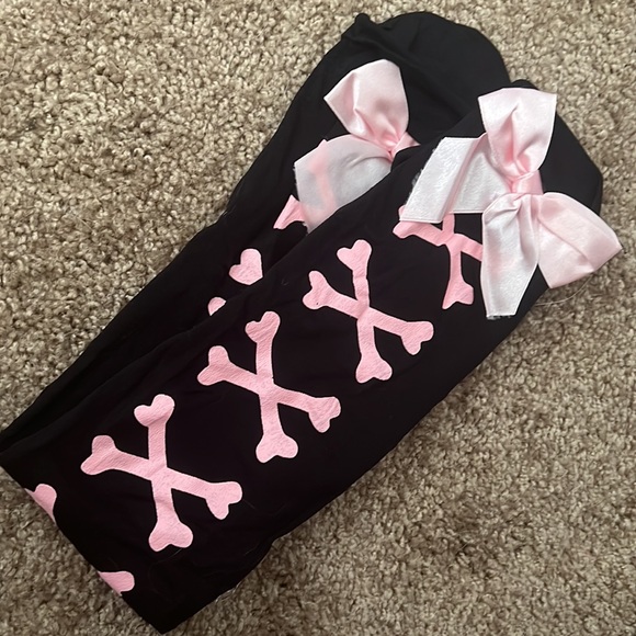 Thigh High black tights with Pink Cross Bones and Pink Bow tops - Picture 3 of 4